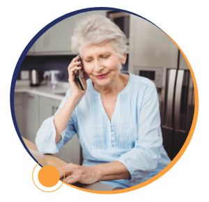אישה קשישה בטלפון - נטלי שירותי רפואה